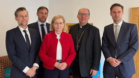 Bischof Glettler und Botschafterin Szilágyiné Bátorfi mit weiteren Diplomaten