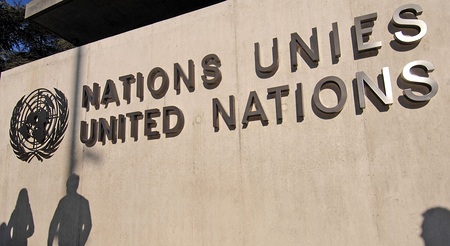 United Nations Emblem der Vereinten Nationen am Eingang zum Genfer Hauptquartier der UNO am Platz der Nationen