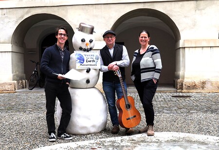 (v.l.n.r) Michael Schadler, Harald Jost und Eva Heidlmair vom Organisationsteam des Musikwettbewerbs „Voices for  the earth“