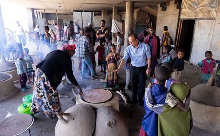 P. Luan mit Vertriebenen in der Tigray-Region