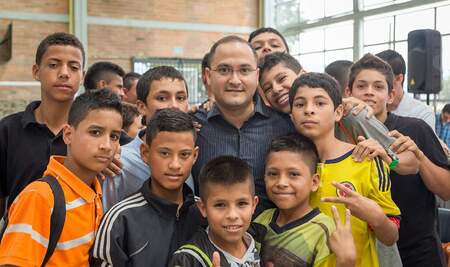 P. Rafael Bejarano Rivera mit Jugendlichen