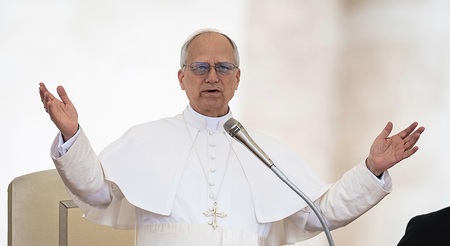 Papst Leo XIV. leitet die Menschen zum Gebet an bei seiner ersten Generalaudienz am 21. Mai 2025 im Vatikan.