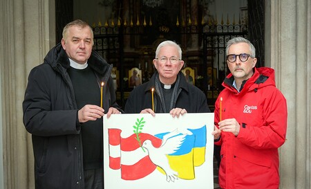 Solidaritätsbekundung mit der Ukraine zum 4. Jahrestag des russischen Angriffs am 24. Februar 2026 - v.l. P. Vitaliy Mykytyn, Erzbischof Franz Lackner, Caritas-Salzburg-Direktor Kurt Sonneck
