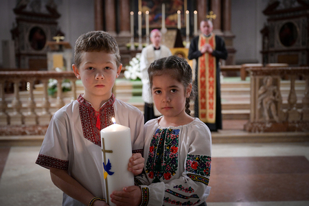 Kinder aus der Ukraine mit Kerze bei Friedensgebet in Salzburg