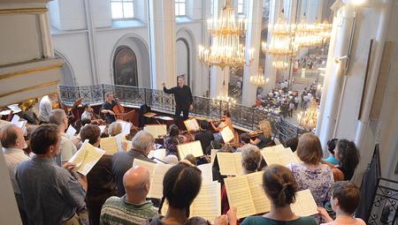 Kirchenchor mit Blick in Kirchenschiff
