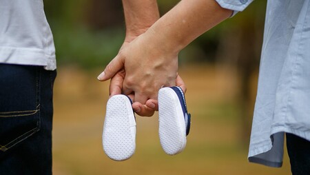 Paar mit Kinderschuhen