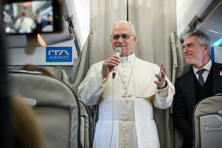 Papst Leo XIV. spricht zu mitfliegenden Journalisten am 27. November 2025 auf dem Flug von Rom nach Ankara (Türkei). Rechts Matteo Bruni, Direktor des Presseamts des Heiligen Stuhls.