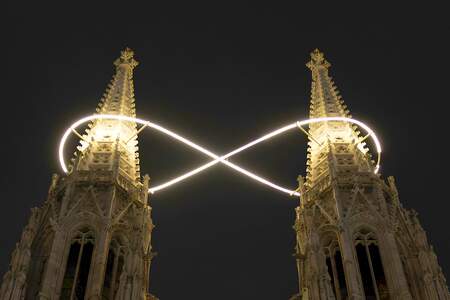 Lichtinstallation 'Infinity' von Billi Thanner auf Wiener Votivkirche