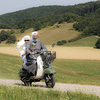 Ordensfrauen auf einem Moped