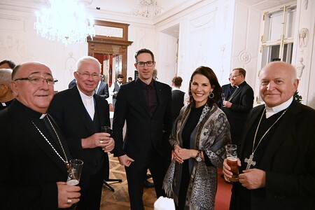 v.l.: Erzbischof Franz Lackner, Bürgermeister-Stellvertreter Kay-Michael Dankl, Landeshauptfrau Karoline Edtstadler, Kardinal Ladislav Nemet