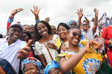 Gottesdienstteilnehmer, darunter Frauen, während einer Messe mit Papst Leo XIV. am 18. April 2026 am Flughafen in Yaoundé (Kamerun).