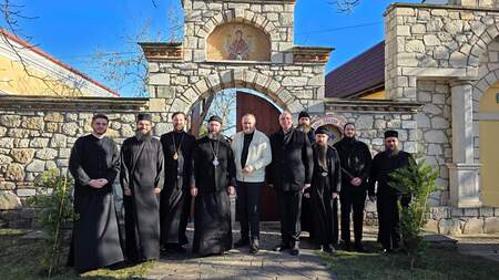 Landeshauptmann Doskozil, Bischof Zsifkovics und Metropolit Arsenios beim Eingang des Klosters Maria Schutz 