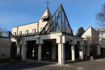 Katholischer Gottesdienst - 'Feuer & Flamme' - Live aus der Salvatorpfarre in Graz: Zu Beginn des Gottesdienstes am dritten Adventsonntag entzündet die kleine Johanna die Kerzen am Adventkranz. Es ist ein Moment, der berühren kann, wie die Begegnung 