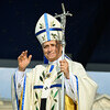 Papst Leo XIV. grüßt die Menschen bei der Messe am 26. September 2026 auf der 'Place de la Concorde' in Paris (Frankreich).