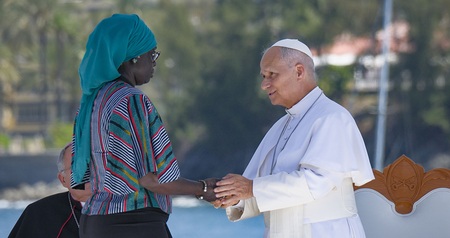 ARGUINEGU?N (GRAN CANARIA), 11/06/2026.- El papa Le?n XIV saluda a una voluntaria que ha relatado el testimonio de una v?ctima de trata de personas que no ha podido asistir por razones de seguridad, un encuentro con m?s de un millar de inmigrantes de