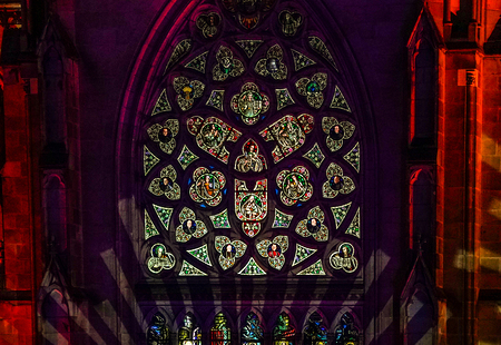 Vom 7. Juli bis 3. August 2025, w?hrend der Konzertreihe Klassik am Dom, l?sst der Mariendom Linz sein Friedensfenster und dessen darunterliegende, moderne Interpretation abends auf den Domplatz erleuchten. Die beiden Fenster werden damit zum Symbol 
