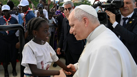 Papst spricht mit Mädchen in Marienheiligtum Muxima in Angola