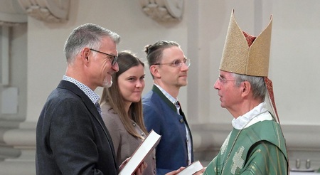Neuen Pastoralassistenten der Erzdiözese Salzburg Bernadette Baumgartner, Stefan Mayr und Richard Frasl mit Weihbischof Hansjörg Hofer