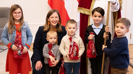 Nikolaus bei Bundesministerin Claudia Plakolm