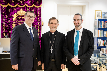 Wiener Erzbischof Josef Grünwidl (m.) mit Oberrabbiner Jaron Engelmayer (r.) und IKG-Präsident Oskar Deutsch (l.)