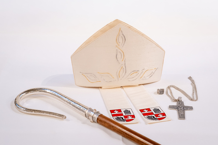 Hirtenstab (Pastorale), Bischofsmütze (Mitra), Brustkreuz (Pektorale), Ring