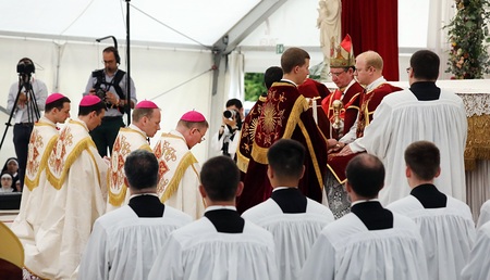 Alfonso de Galarreta (2.v.r.), Bischof der Priesterbruderschaft Sankt Pius X., weiht Priester zu Bischöfen bei einem Gottesdienst mit Bischofsweihe, am 1. Juli 2026 in Econe (Schweiz).
