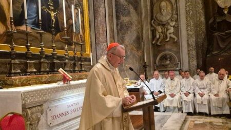 Kardinal Parolin bei Messe zum Gedenktag von Johannes Paul II. an dessen Grab