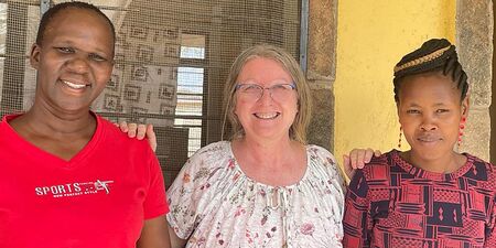 Gillian Woltron mit Mitarbeiterinnen der Diözese Lodwar