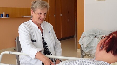 Ehrenamtliche Mitarbeiterin Juliane Brunner im Gespräch mit einer Patientin im LKH Wolfsberg