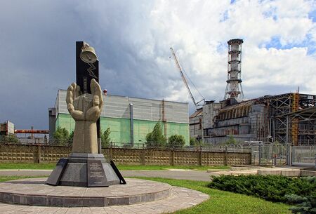 Gedenkstätte vor dem Atomkraftwerk Tschernobyl