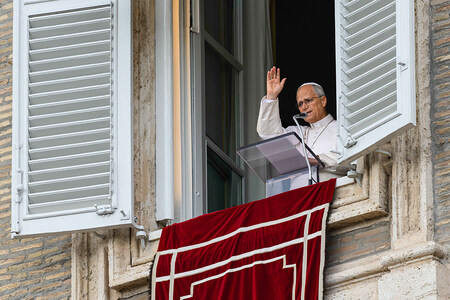 Papst Leo XIV. spricht zum ersten Mal nach seinem Krankenhausaufenthalt beim Angelus-Gebet am Fenster des Apostolischen Palastes am 18. Oktober 2026 im Vatikan.