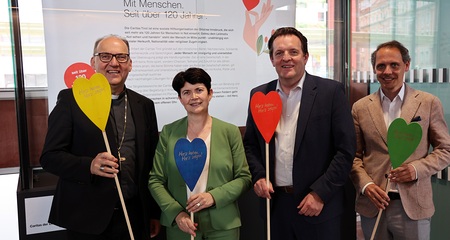 Innsbruck: Glettler eröffnet Caritas-Ausstellung am Hauptbahnhof
