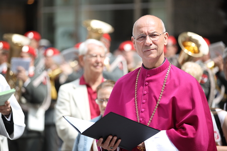 Dompfarrer Toni Faber bei Fronleichnamsprozession am 8.6.2023 in Wien
