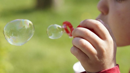 Kind mit Seifenblasen