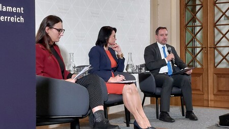 Staatssekretär Tristan Azbej, NR-Abg. Gudrun Kugler, Martina Batinic (Bundeskanzleramt)