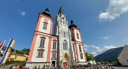 Wallfahrtsbasilika Mariazell mit Pilgern