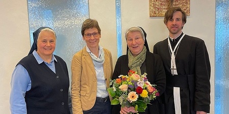 v.l.: Sr. Katharina Laner, Sr. Cristine Rod, Sr. Sonja Dolesch, Propst Bernhard Mayrhofer