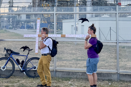 Steyler Missionare gedenken vor OMV-Raffinerie Opfer des Klimawandels