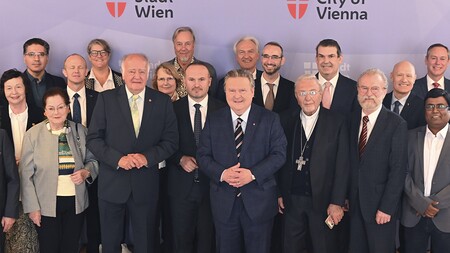 Bürgermeister Michael Ludwig mit Vertreter*innen anerkannter Kirchen und Religionsgesellschaften