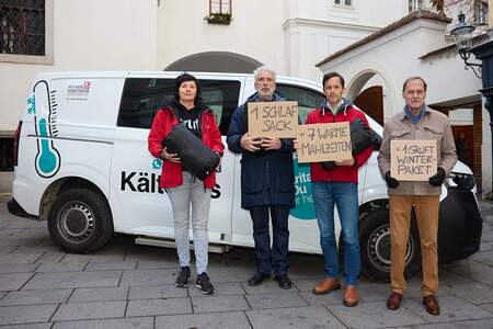 Dirk Stermann (2.v.l.) wirbt für Gruft-Winterpaket der Caritas