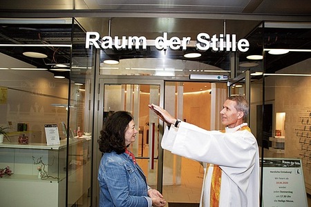 Reisesegen im Wiener 'Raum der Stille'