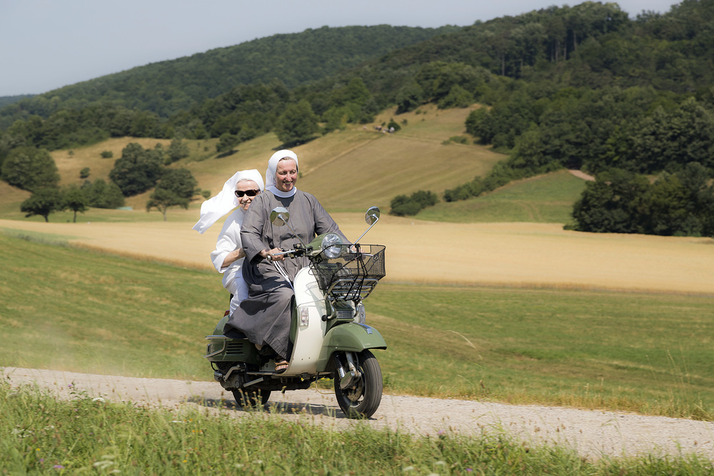 Ordensfrauen auf einem Moped