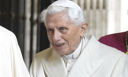 Eröffnung des Heiligen Jahres der Barmherzigkeit durch Papst Franziskus am 8. Dezember 2015 im Vatikan. Bild:  Bild: Papst Franziskus begrüßt den emeritierten Papst Benedikt XVI. vor der Öffnung der Heiligen Pforte.