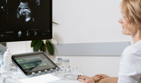 Frauenärztin führt Ultraschalluntersuchung durch