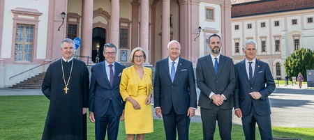 Abschluss am 22. Mai 2026 - v.l.: Abt Patrick Schröder, Anders Fogh Rasmussen, Landeshauptfrau Johanna Mikl-Leitner, Bundeskanzler Christian Stocker, der albanische Innenminister Besfort Lamallari und Europa Forum Wachau Präsident Michael Linhart