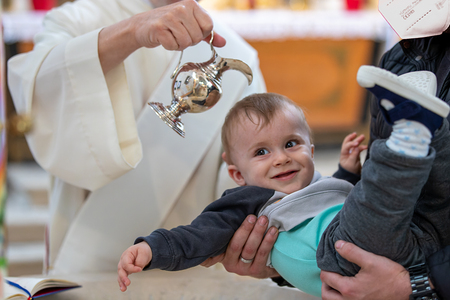 Die Taufe ist das erste Sakrament. Durch sie wird ein Mensch in die Glaubensgemeinschaft der Christen aufgenommen. Das Sakrament hat seinen Ursprung in der Taufe Jesu durch Johannes im Fluss Jordan. In der Taufe bezeichnet das Wasser sowohl für den T