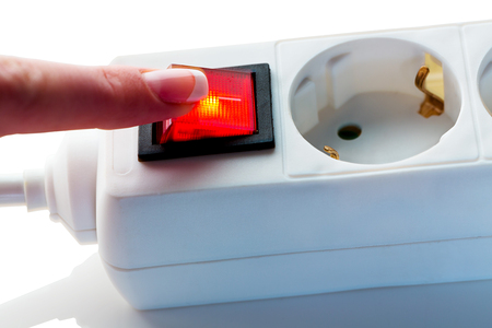 Eine Hand schaltet den elektrischen Strom aus. Symbolfoto für Probleme in der Energie