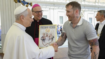 Freeman Vienna stellt „Rap-Rosenkranz“ im Vatikan vor