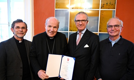 Überreichung des Dekrets am 23. Oktober 2025 in Wien - v.l.: Josef Grünwidl (ernannter Erzbischof von Wien), Kardinal Christoph Schönborn, Clemens Koja (Pro Oriente-Präsident), Rudolf Prokschi (Pro Oriente-Vizepräsident)