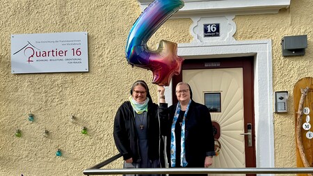 Sr. Angelika Garstenauer (rechts), Vereinsobfrau Quartier 16 und Generaloberin der Franziskanerinnen von Vöcklabruck und Sr. Ida Vorel, Leiterin Quartier 16